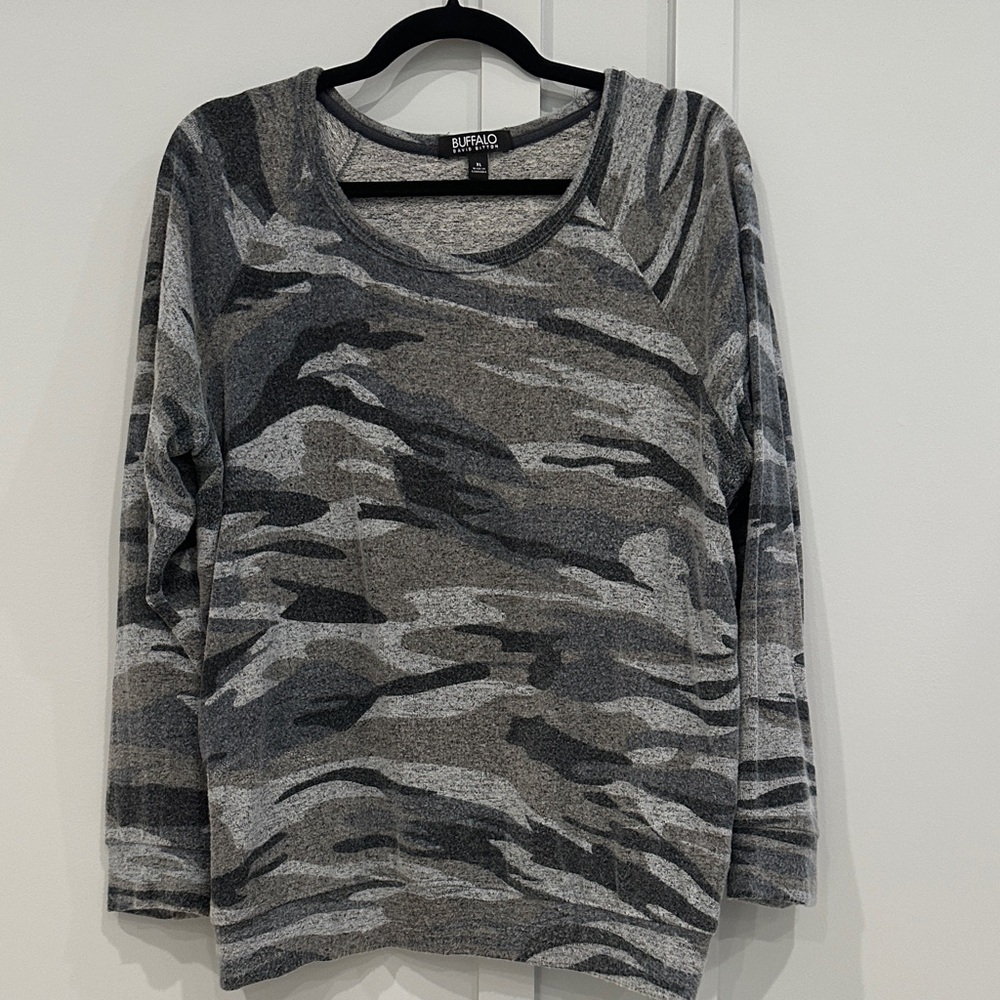 Buffalo David Bitton Gray & Black Camouflage Knit Top